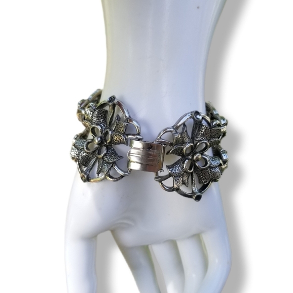 VINTAGE ANTIQUED SILVERTONE FLORAL DESIGN PANEL STYLE CHAIN BRACELET - Picture 4 of 8